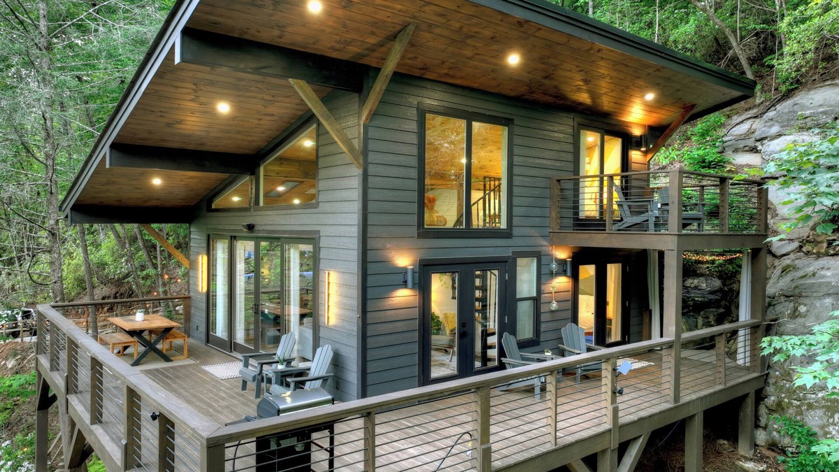 Blue Ridge Cabin | Unique treehouse with hot tub and waterfall in wonderful Blue Ridge, GA
