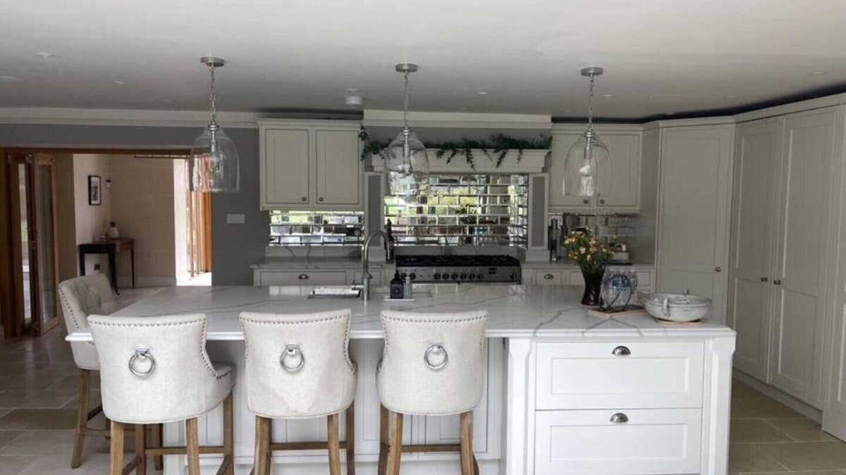Sompting Villa | Unique villa and 2 guest houses with pool, garden & parking
