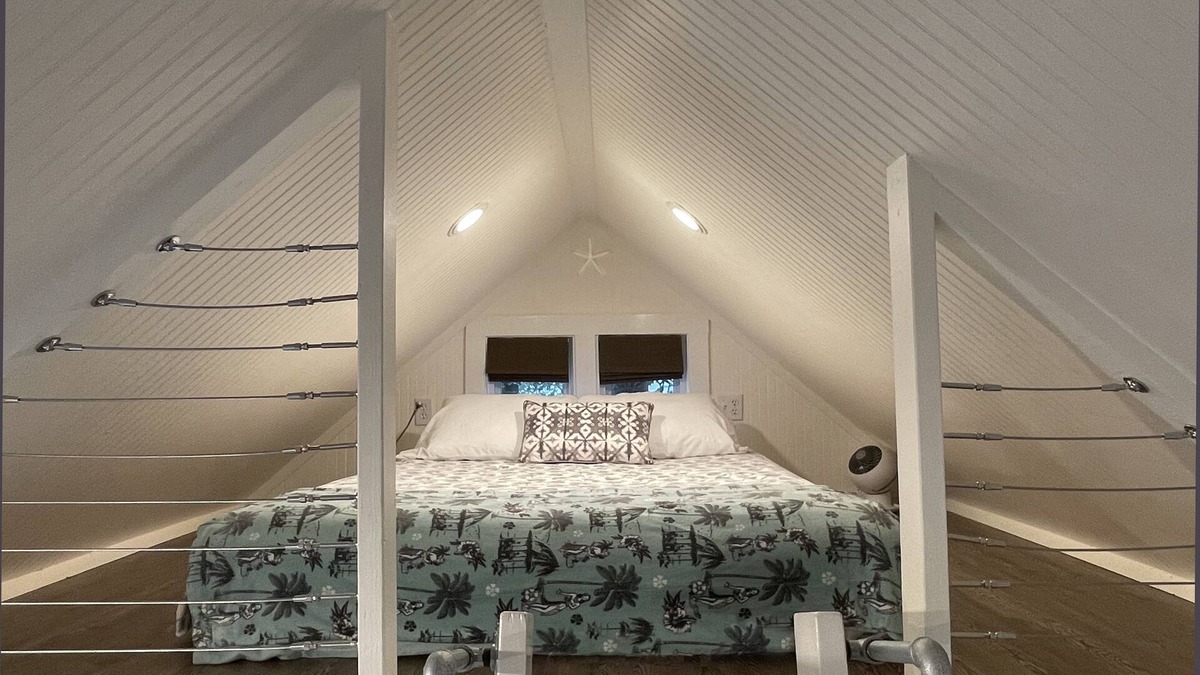 Old Village Cottage | Unique Zen Tiny House 2 mi to Beach ~ Free Bikes! Minutes to Historic Charleston
