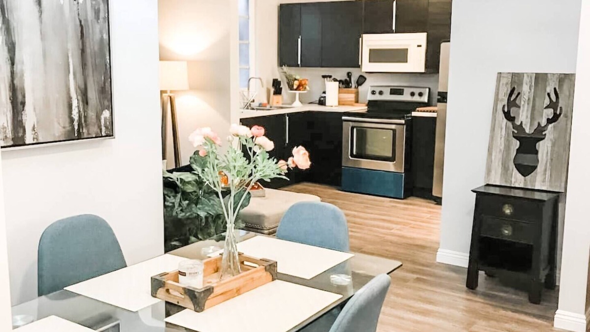 Pacific Terrace Hotel | UNIT #1 2-bedroom/1-bath 500 sq. ft suite with Parking & 4 Beds including a full kitchen