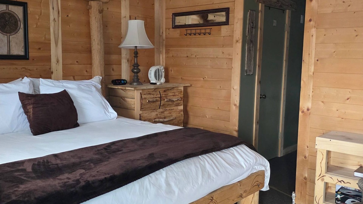 Cedaredge Cabin | Unit 2: King Bed Suite with Full Kitchen at the Cedaredge Lodge