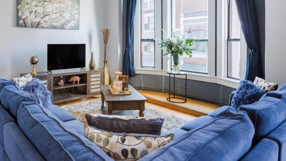 Gaslamp Quarter Hotel | UNIT #202 1-bedroom/1-bath 700 sq. ft suite with Parking & 3 Beds including a full kitchen - Washer/Dryer