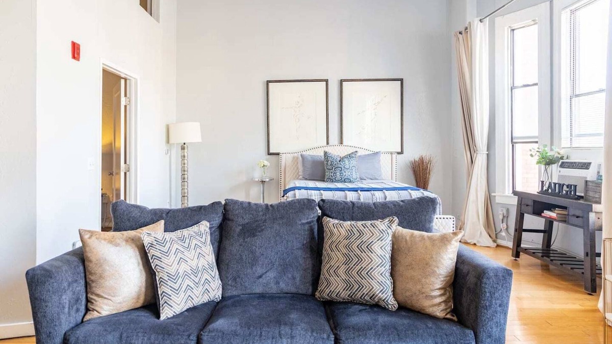 Gaslamp Quarter Hotel | UNIT #302 1-bedroom/1-bath 700 sq. ft suite with Parking & 3 Beds including a full kitchen - Washer/Dryer