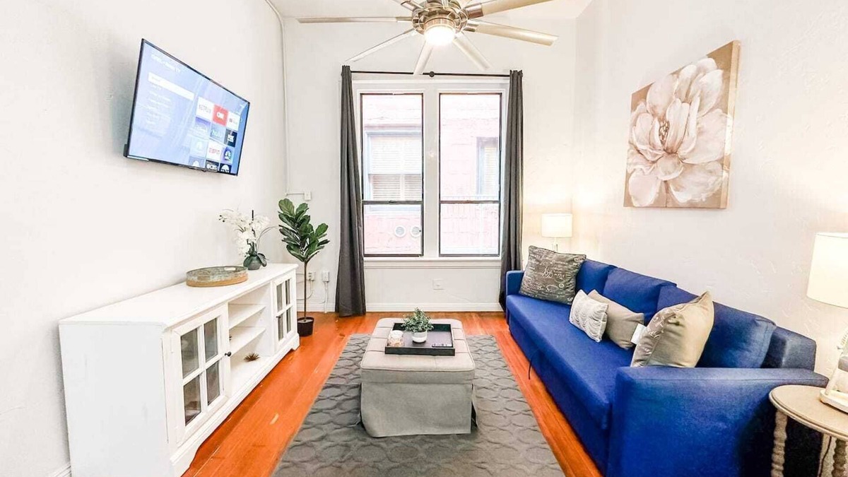 Gaslamp Quarter Hotel | UNIT #303 2-bedroom/1-bath 700 sq. ft suite with Parking & 5 Beds including a full kitchen - Washer/Dryer