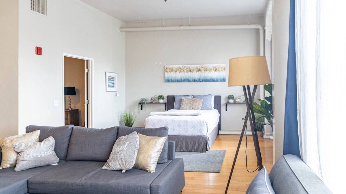 Gaslamp Quarter Hotel | UNIT #402 1-bedroom/1-bath 700 sq. ft suite with Parking & 3 Beds including a full kitchen - Washer/Dryer
