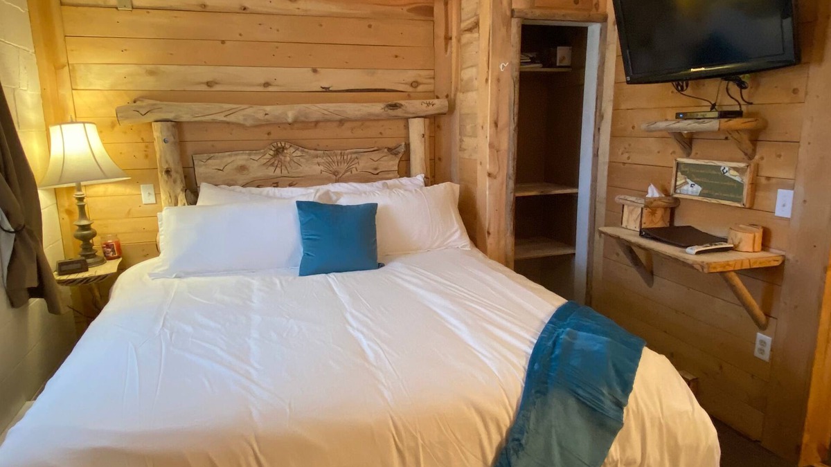 Cedaredge Apartment | Unit 5: 2 Rooms, 1 King, 1 Queen/w Kitchenette