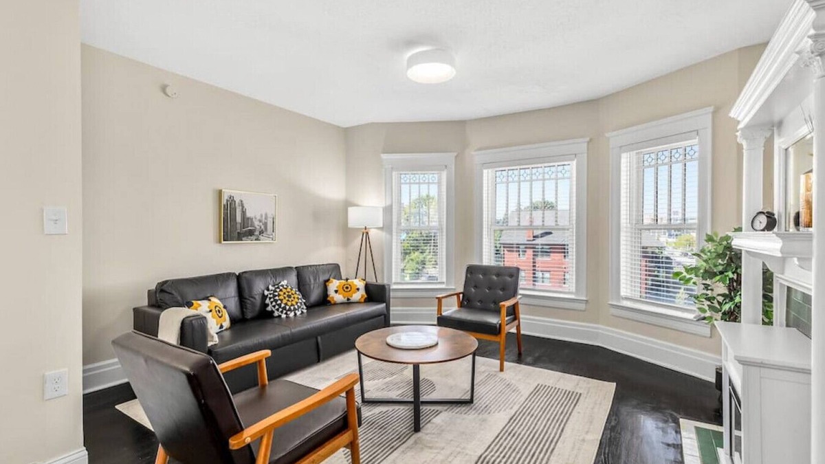 Brush Park Apartment | Unit 5 · Historic Brush Park 1 BDRM Apt w Workstation
