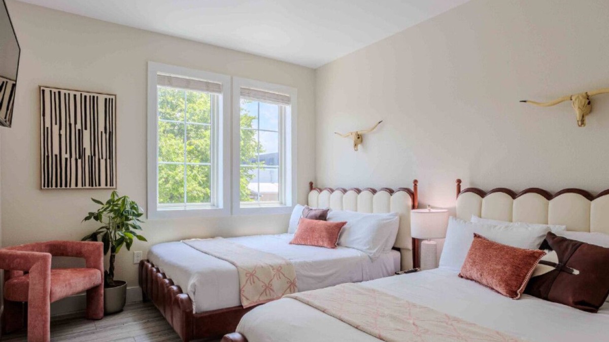 East Cesar Chavez House | Units 1+2 Inn Cahoots on 6th: 10BR/26Bed - Pool,Roofdeck, Garden Bars, Walk To Everything!