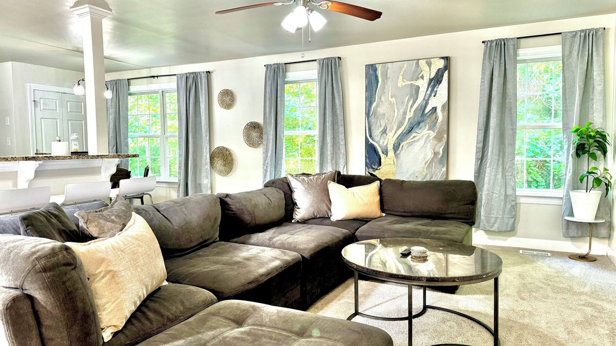 Davis Lake - Eastfield House | University City 4BR Retreat: Style & Space for 10