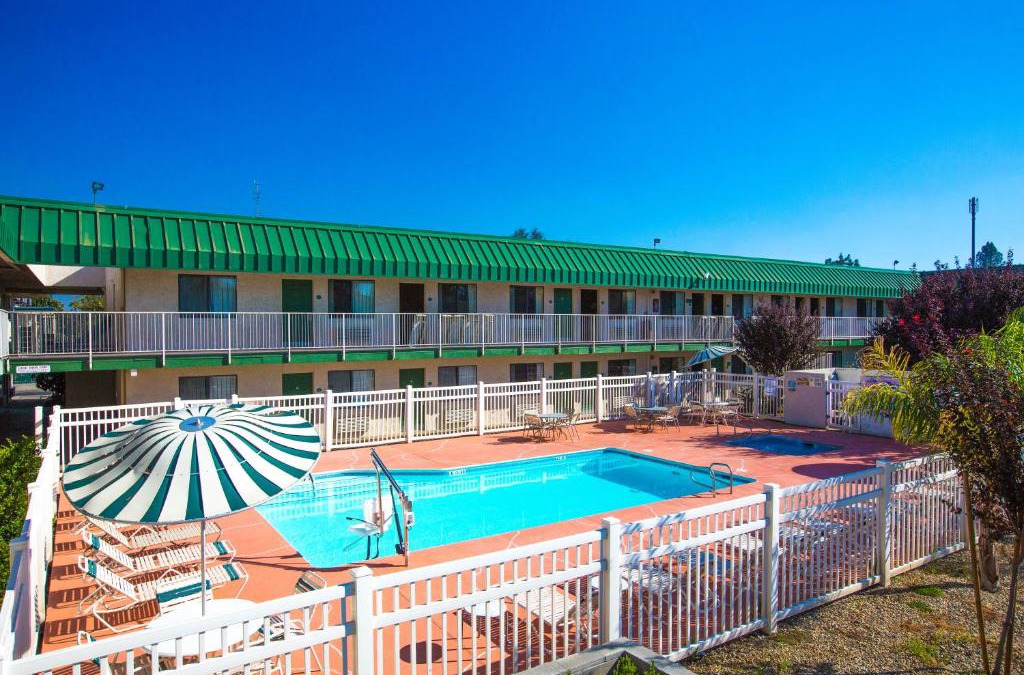 Raisin Hotel | University Inn Fresno