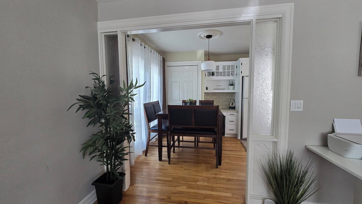 Moncton House | University Manor w/Hot tub!Opp University close to Hospitals,5mins to downtown!