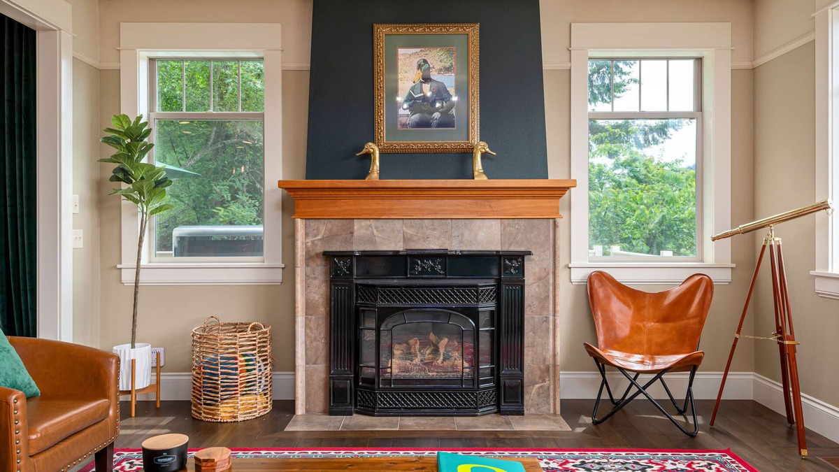 Southeast Eugene House | 🦆 University St. treehouse nestled in the hills pays homage to academia.