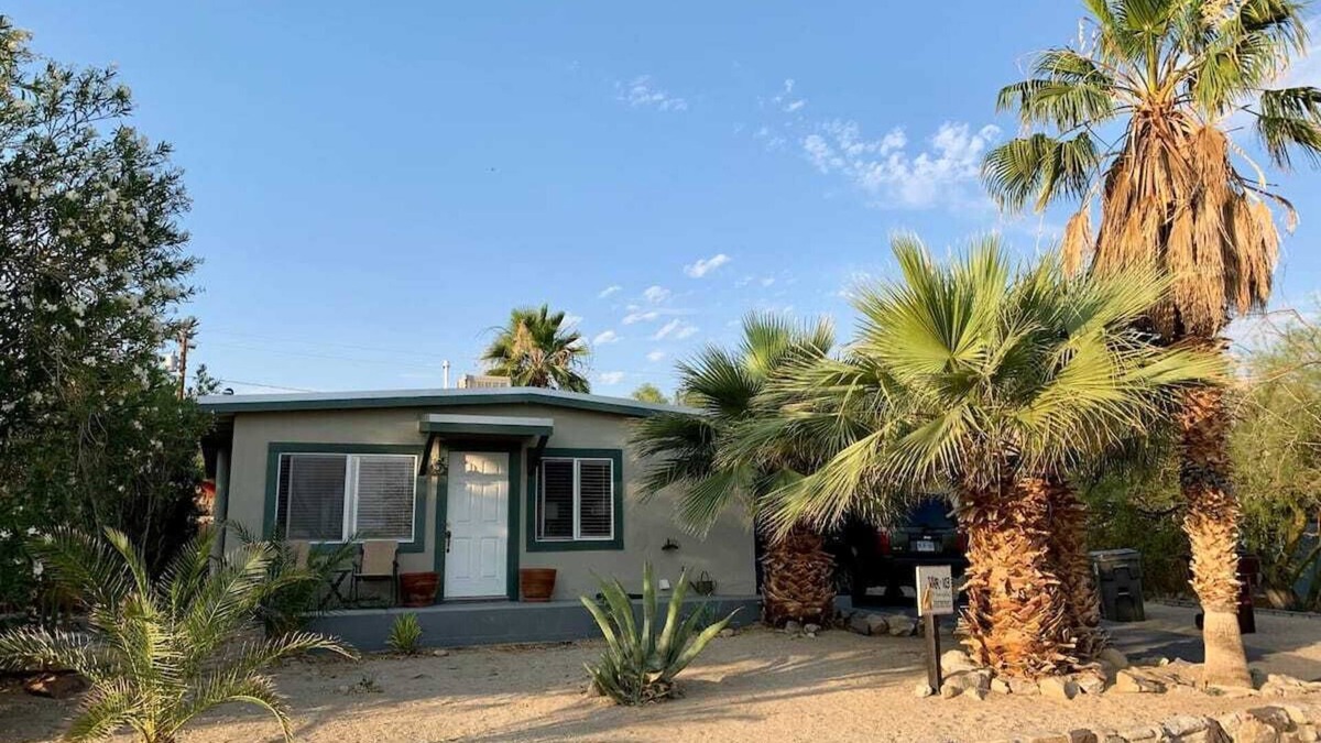 Twentynine Palms House | Unobstructed MOUNTAIN VIEWS, 3 minutes to Joshua Tree NP.