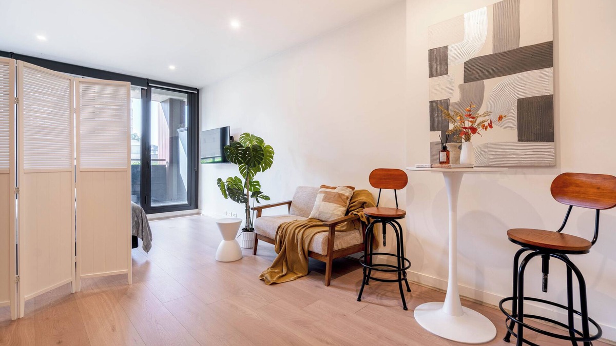 North Melbourne Apartment | Unparalleled City Convenience Studio Great amenity