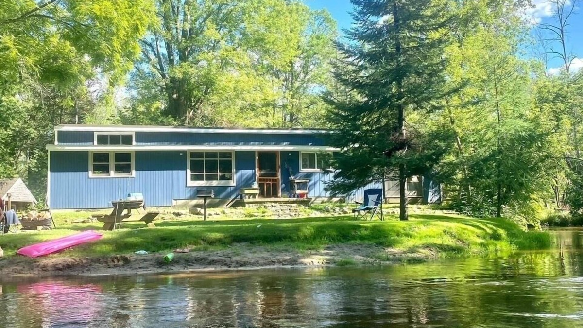 Marion House | Unplug and kick back! Simple, relaxing cabin on the Clam River.