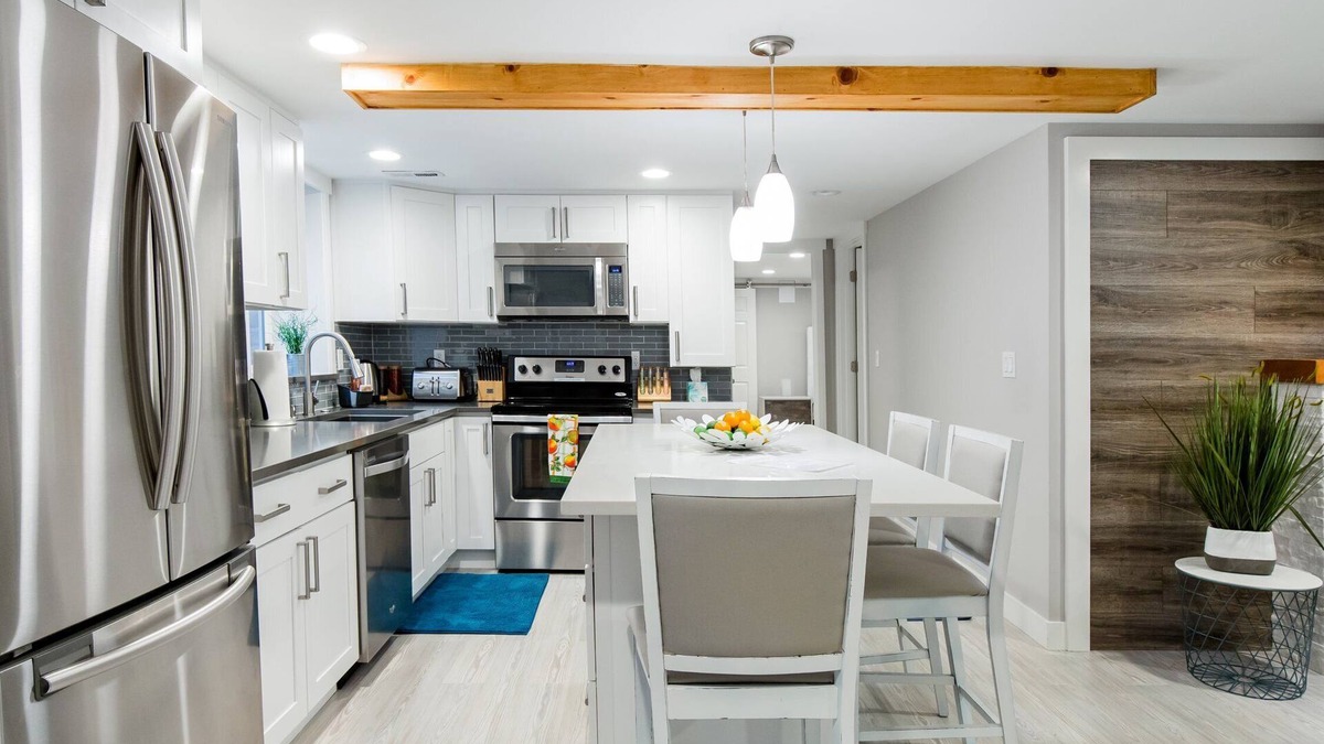 Kirkland Apartment | Unwind at a Modern Kirkland Suite