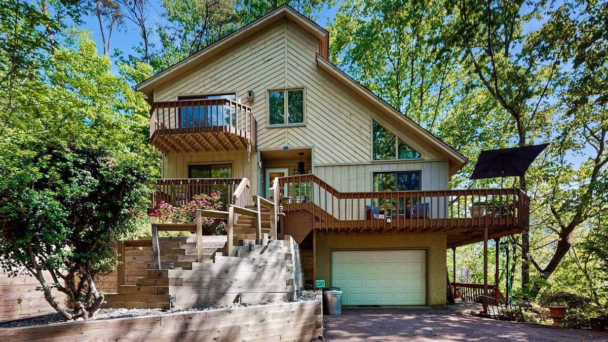 Lake Lure House | Unwind at Yopp's Treehouse: part of Rumbling Bald Resort