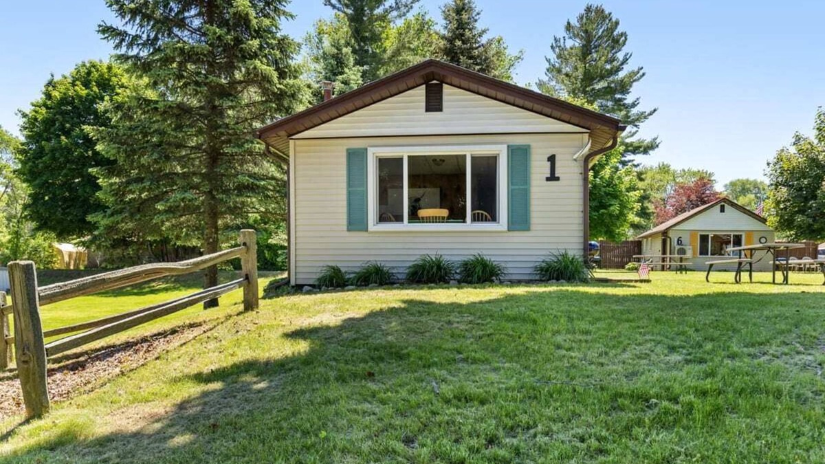 Chippewa Lake Cabin | Unwind by Chippewa Lake—w/indoor pickleball court!