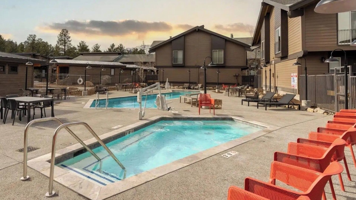 Mammoth Lakes Hotel | Unwind in Alpine Room with Hot Tub Near Mammoth Ski Lifts & Sherwin Lakes