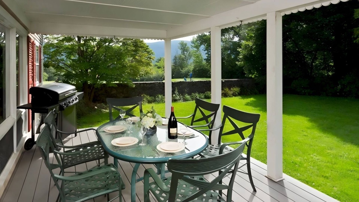 Manchester Hotel | Unwind in Luxury: Elegant 4BR House for Relaxation | Pool | Bar | Restaurant