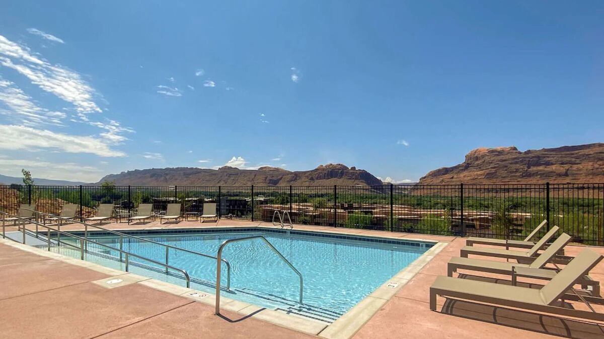 Moab Hotel | Unwind in Moab's Embrace – Comfortable Room with Kitchen and Pet-Friendly