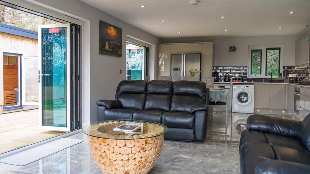 Shanklin House | Unwind in Nature's Embrace with Sauna and Hot Tub - WOODLANDS