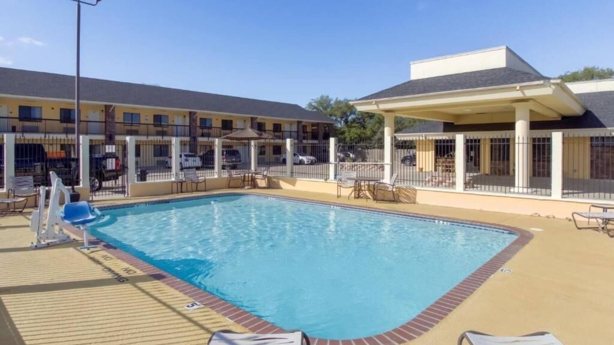 Ingleside Hotel | Unwind Near Port Aransas Museum w/Breakfast, Pool, Free Parking