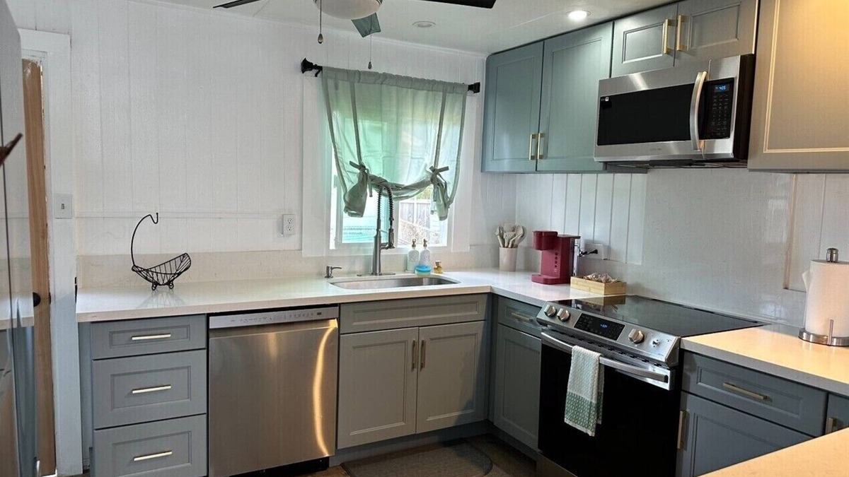 Hauula House | Unwind on Oahu's famous north shore! Country living, country views! AC and WiFi!