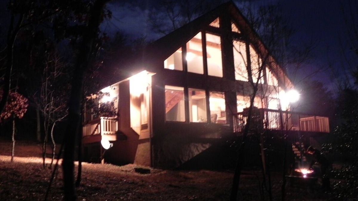 Clarkesville Cabin | Unwind with Sautee Start Line, Hot tub, Firepit, Hammock, PS3
