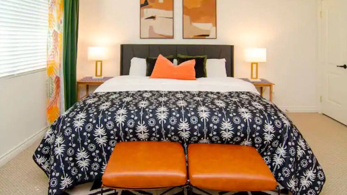 Ontario House | Up to 20% off weekly stay 3BR 2.5 miles to airport