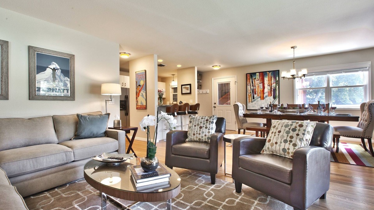 North Park City House | Up to 25% Off! Central Location SUPER close to PCM, grocery, restaurants, & Bus!