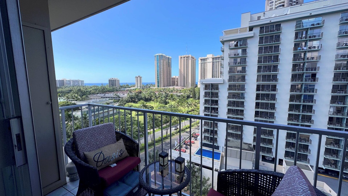 McCully - Moiliili Condo | Updated 1-bedroom condo in Waikiki with AC and parking