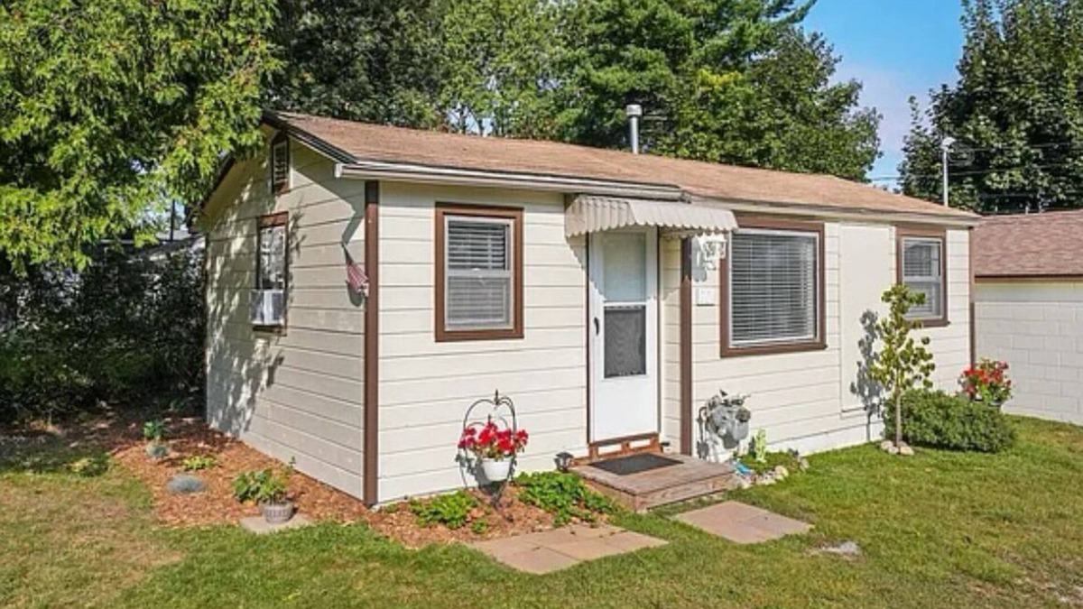Houghton Lake Cottage | Updated 1-bedroom cottage with WiFi in Houghton Lake by the Lake and Golf Course