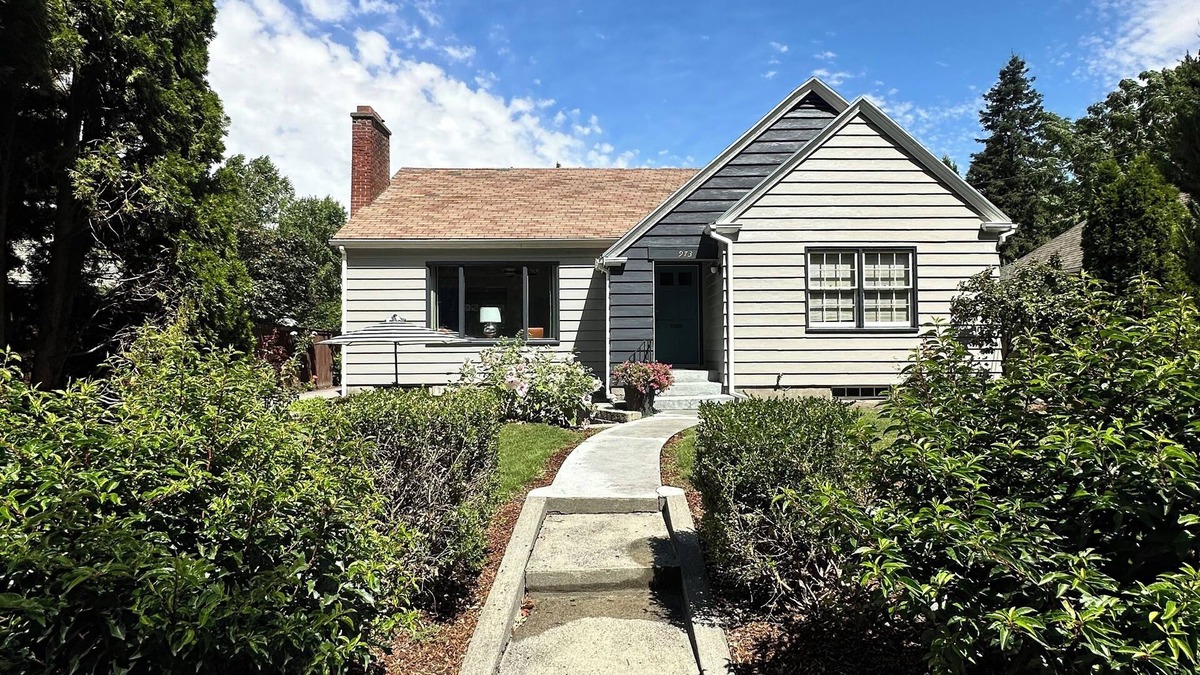 Walla Walla House | Updated 1939 cottage with beautiful park view