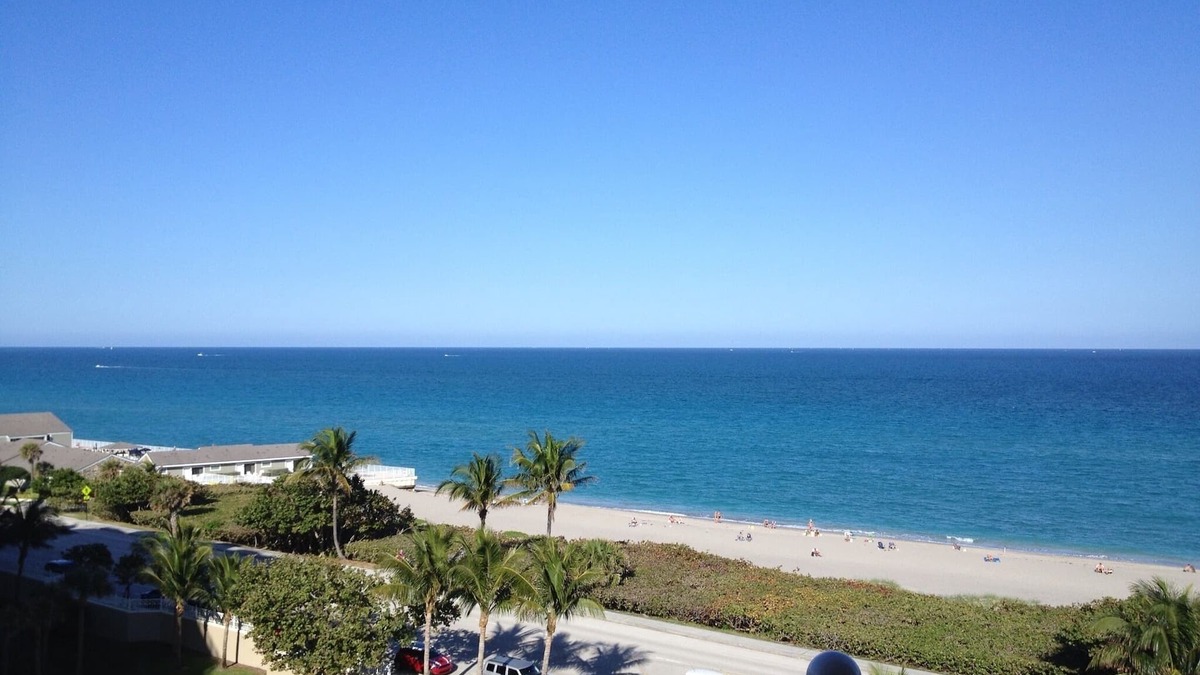 Jupiter Condo | Updated 2 Bedroom Condo in Jupiter Beach Ocean Racquet with Short walk to Beach