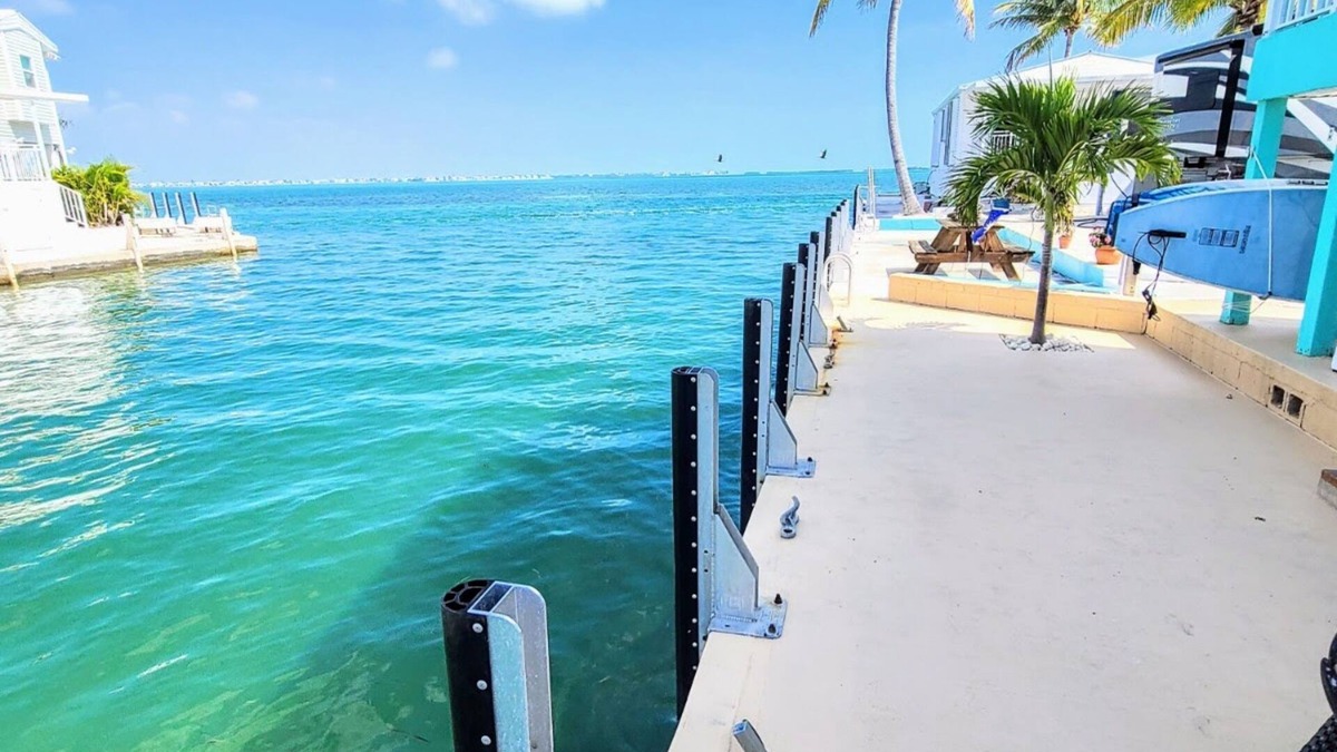 Cudjoe Key Cottage | Updated 2BR,2BA w KING Master,35' SeaWall-Bikes,Kayaks,SUPs, Extra Frig/Bait Frz