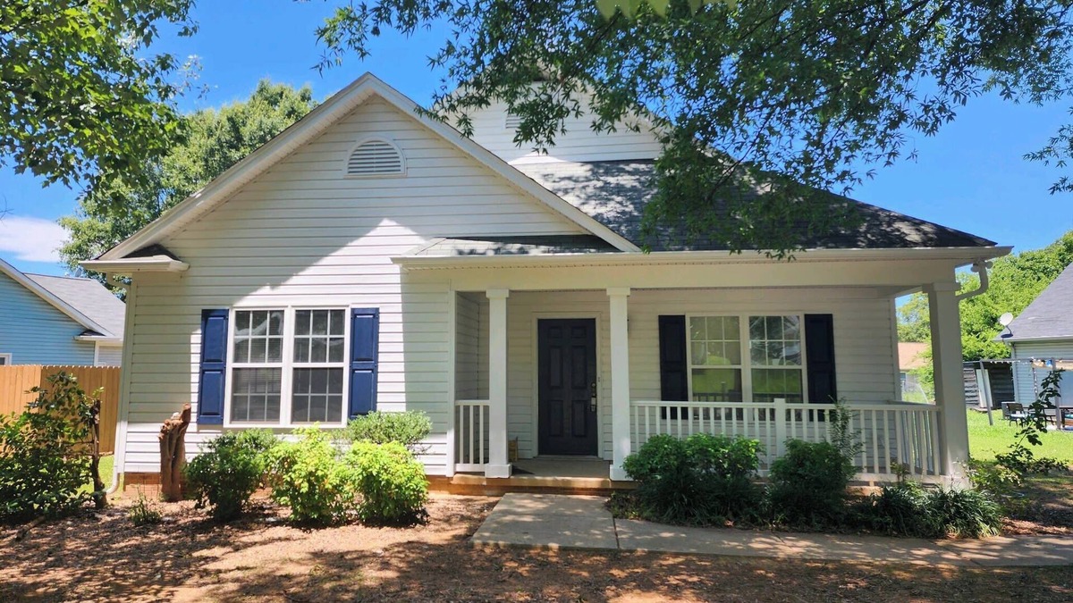 Charlotte House | Updated 3BR - 1 Min to Music Factory