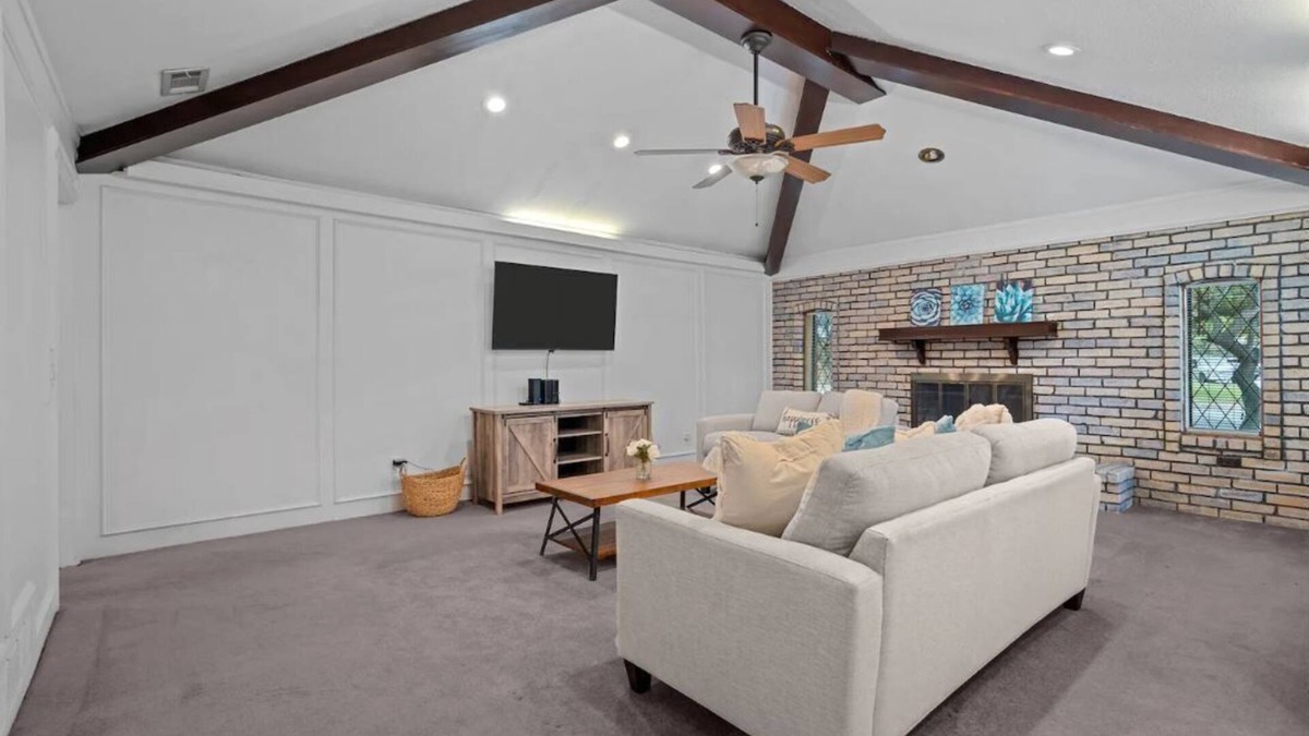 Allen House | Updated 4 BR 2 BA Spacious Home in the Heart of Allen
