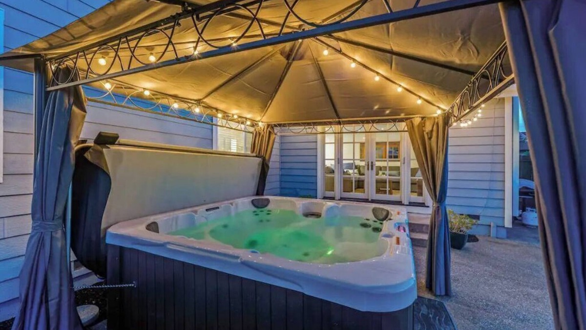 Geyserville House | Updated 5 BR house w/hot tub - 5 min walk to downtown!