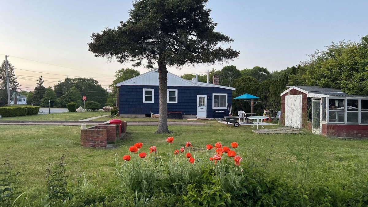 Westerly Cottage | Updated '50's Cottage 5 mins to the beach with indoor and outdoor entertainment!