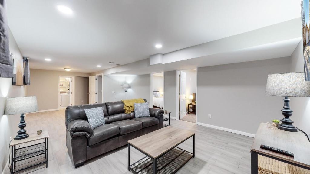 Windsor House | Updated 6 King Bed Home Large Yard 4 TV & Garage