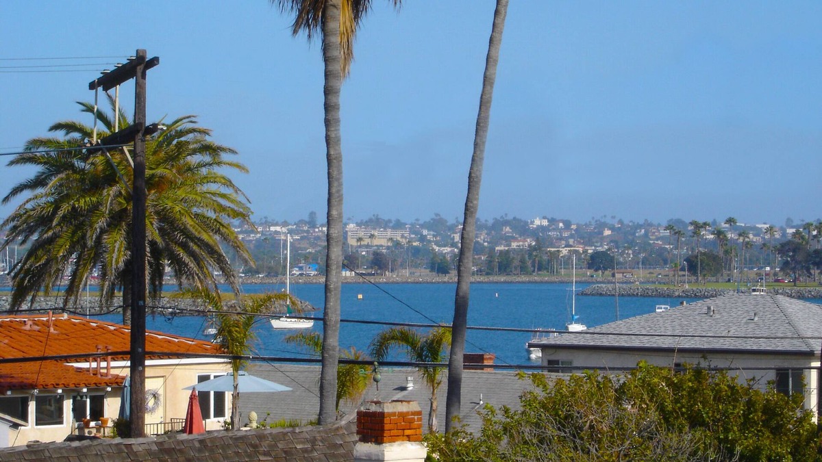 South Mission Beach Condo | Updated Beach Condo with Air Conditioner-Steps to Sand- Sleeps 6