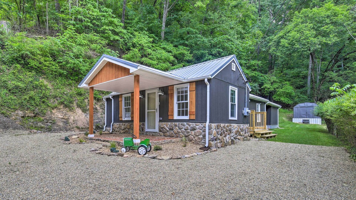 Bristol Cabin | Updated Bristol Retreat ~ 2 Miles to Downtown!