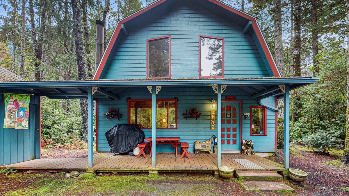 Bandon Cabin | Updated Cabin in a Secluded Area - Minutes from Beach & Town