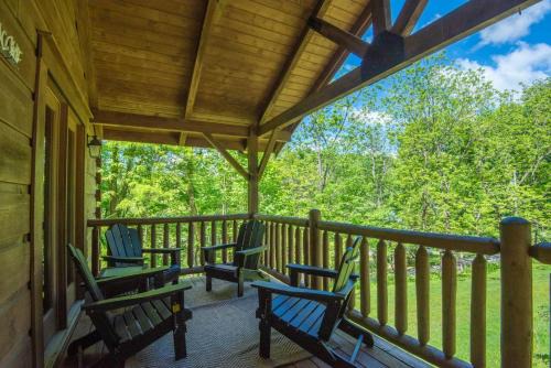 West Jefferson House | Updated Cabin Mins from Downtown West Jefferson- Hot Tub, Porches, Dogs OK