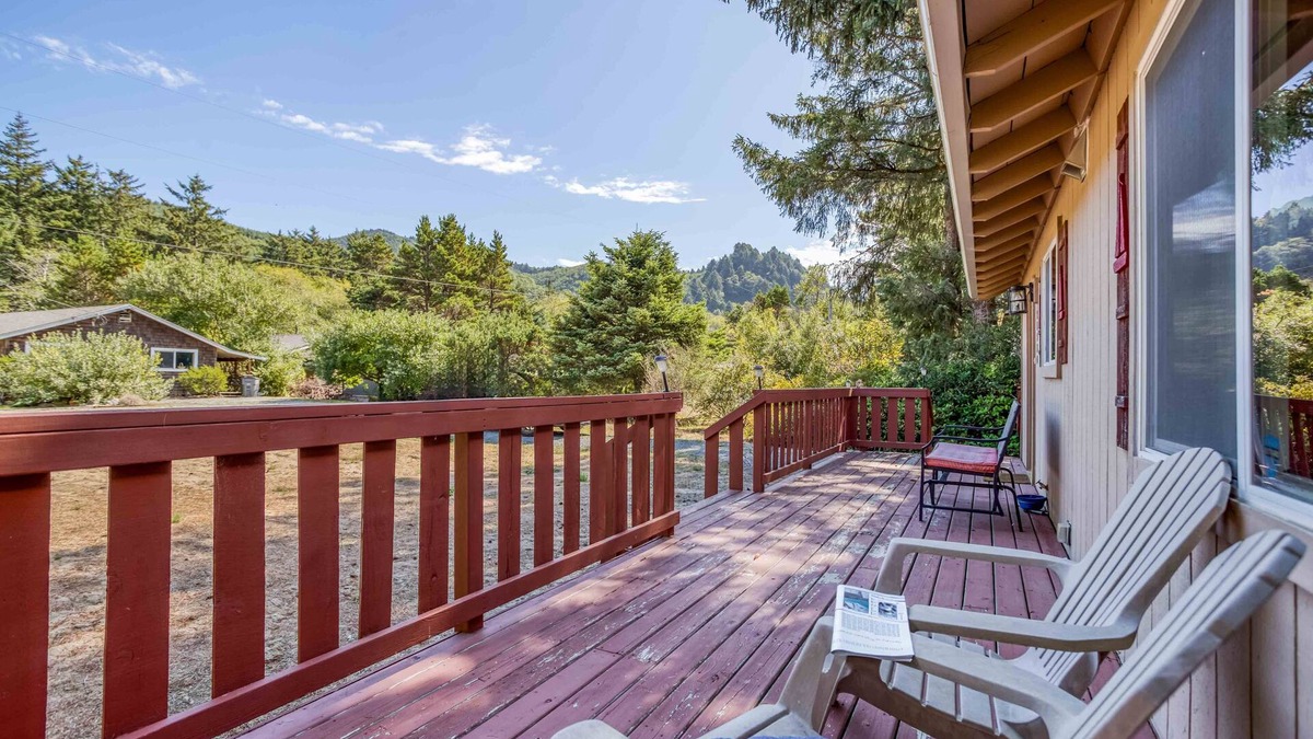 Rockaway Beach House | Updated Cabin Near Rockaway Has Outdoor Dining, Fire-Pit, 3 Blocks from Beach!
