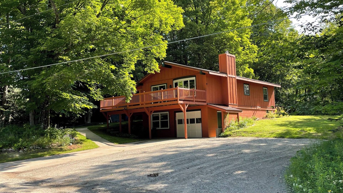 Munising House | Updated & Central. ATV Trails, golfing, skiing pictured rocks within 3 miles.