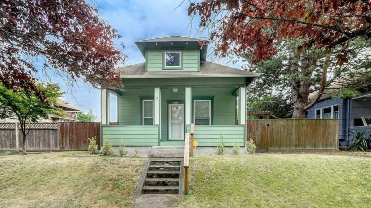 Everett House | Updated Century old home welcomes you