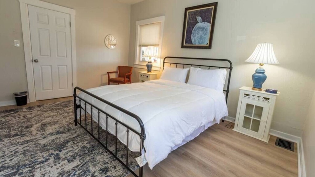 Pittsburgh House | Updated & Comfy Bungalow with Parking! Easy Access