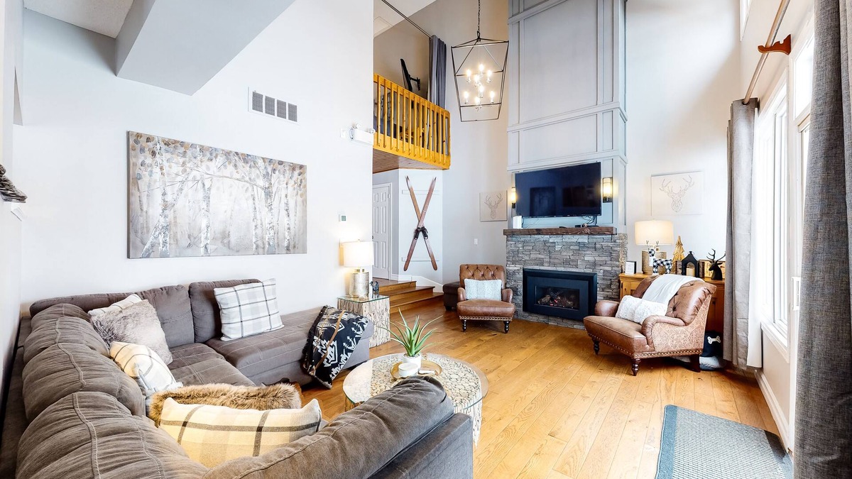 The Blue Mountains Condo | Updated condo with gas fireplace, private sauna, WiFi, central A/C, & W/D